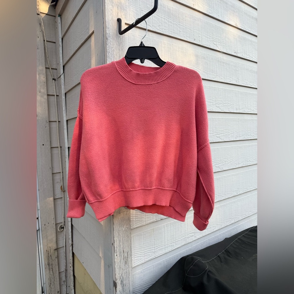 BKE Women's Coral/ Pink Crewneck Sweater